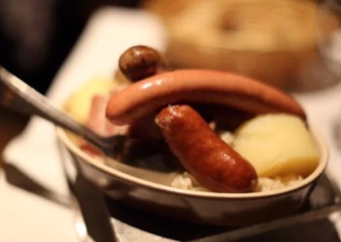 Une choucroute garnie, saucisses et pommes de terre